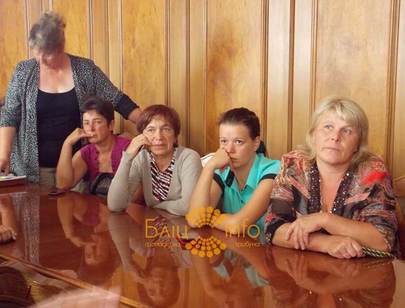 Розгнівані прикарпатські жінки вимагали у Троценка повернути їхніх чоловіків додому