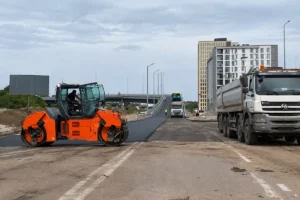 У Франківську на мосту на Пасічну укладають фінальний асфальт