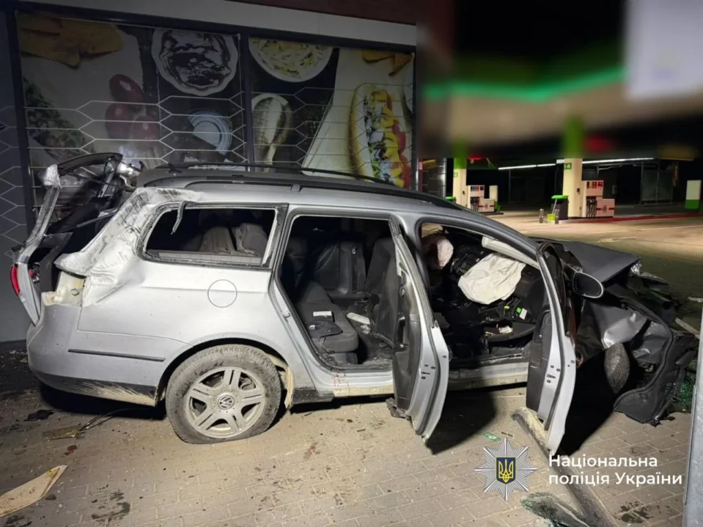 На Прикарпатті п’яний водій врізався в майданчик АЗС: є травмовані