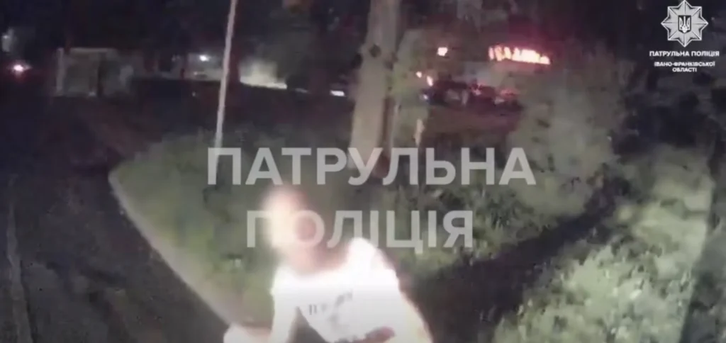 У Франківську патрульний зупинив чоловіка з гранатою без чеки