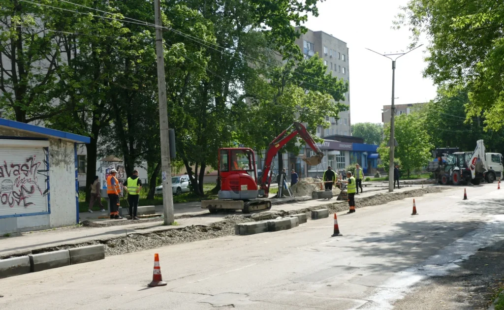У Калуші облаштовують безбар’єрний маршрут до поліклініки