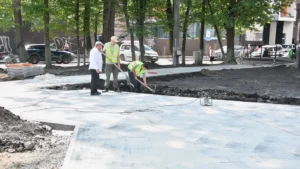 У центрі Івано-Франківська облаштовують новий сквер