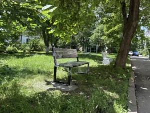 В Івано-Франківську у дворах встановили нові лавочки