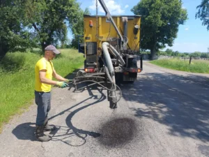 На Прикарпатті ремонтують дорогу Р20: працюють три бригади