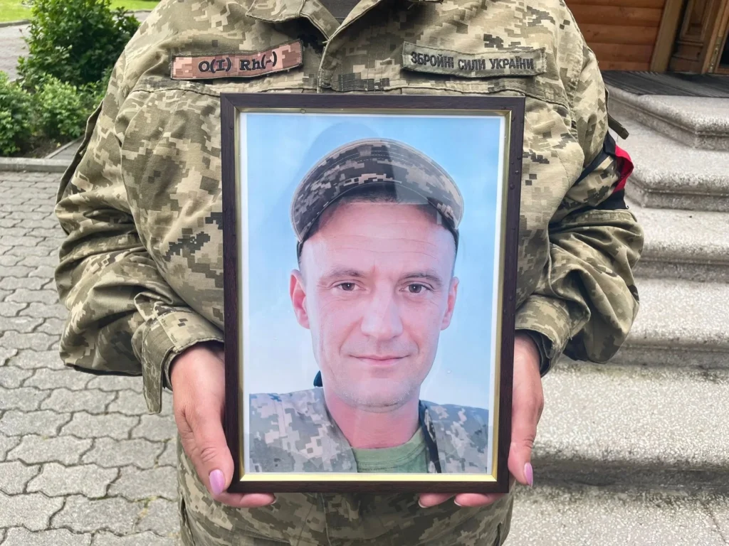 У Надвірнянській громаді попрощалися з воїном Володимиром Юрчилом