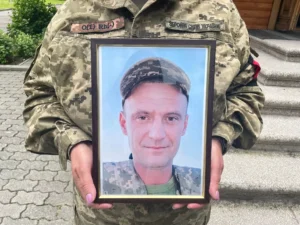 У Надвірнянській громаді попрощалися з воїном Володимиром Юрчилом