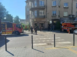 У центрі Івано-Франківська задимілася кав’ярня: працюють рятувальники