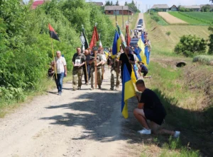 У Нових Кривотулах попрощалися з воїном Віталієм Матухном