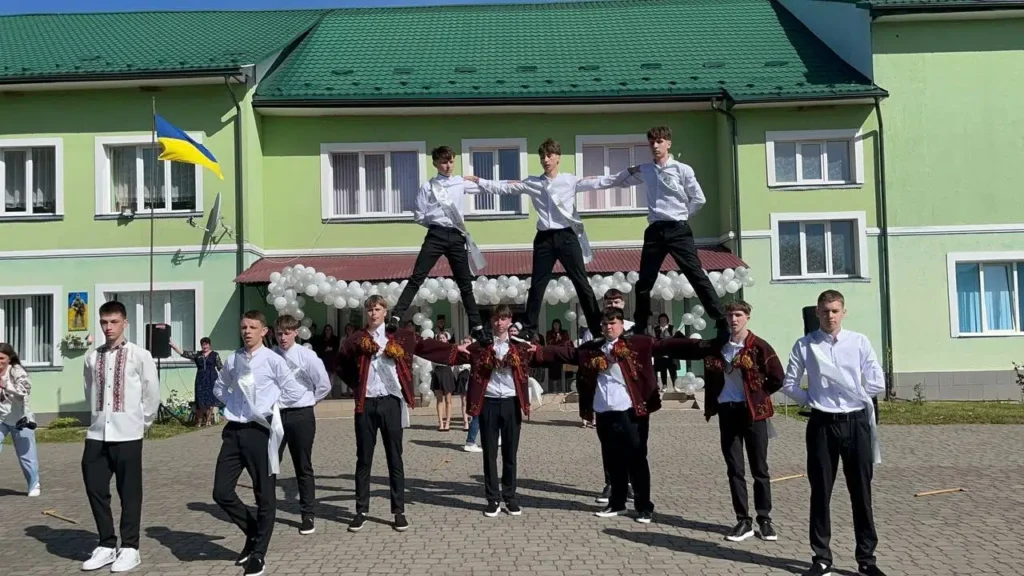 На Коломийщині випускники станцювали гуцульський аркан