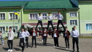 На Коломийщині випускники станцювали гуцульський аркан