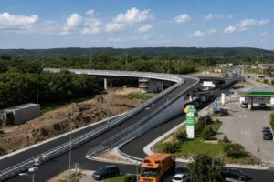В Івано-Франківську автівки вже їдуть новим мостом на Пасічну