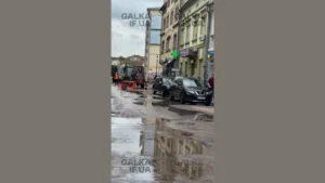 У центрі Івано-Франківська ліквідовують прорив водопроводу