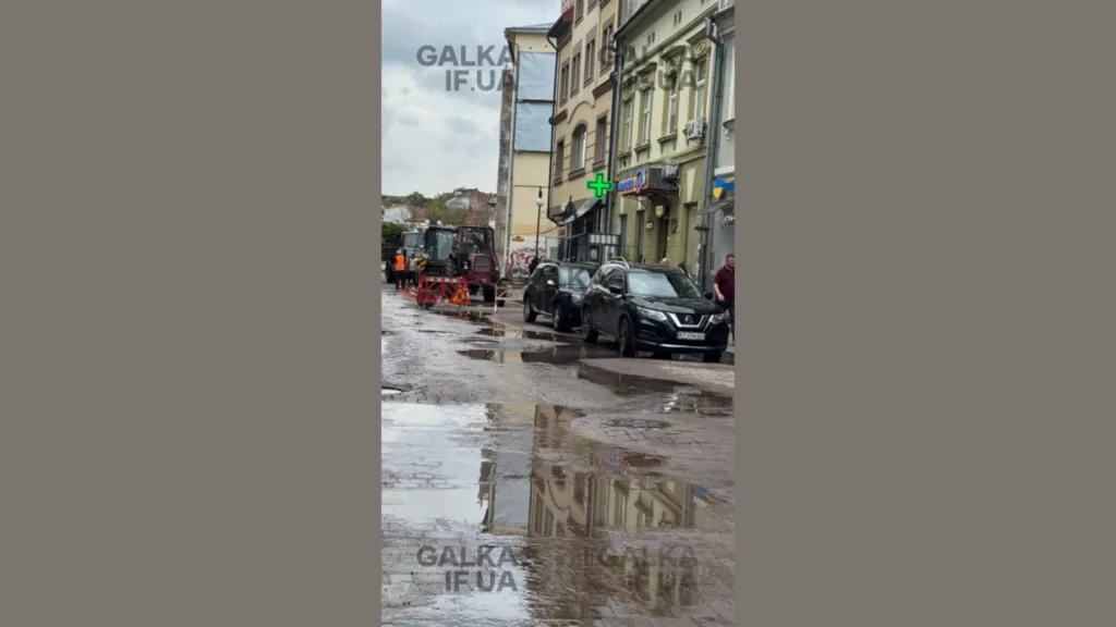У центрі Івано-Франківська ліквідовують прорив водопроводу