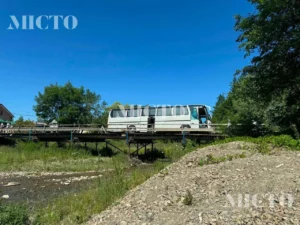 Біля Манявського монастиря автобус провалився на мосту