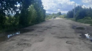 На Рожнятівщині жителі скаржаться на аварійний стан дороги