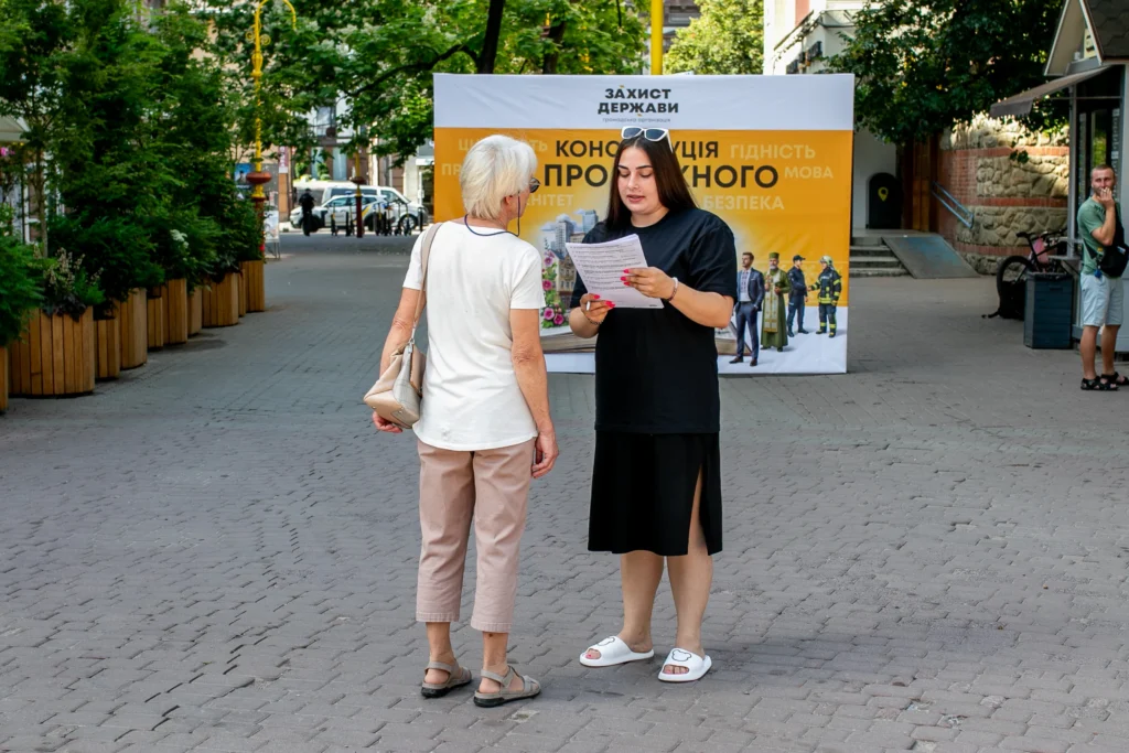 В Івано-Франківську провели опитування до Дня Конституції