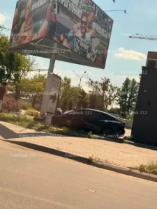 У Франківську Tesla після ДТП врізалася в будинок і стовп