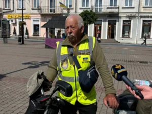 До Івано-Франківська прибув 66-річний веловолонтер із Полтавщини