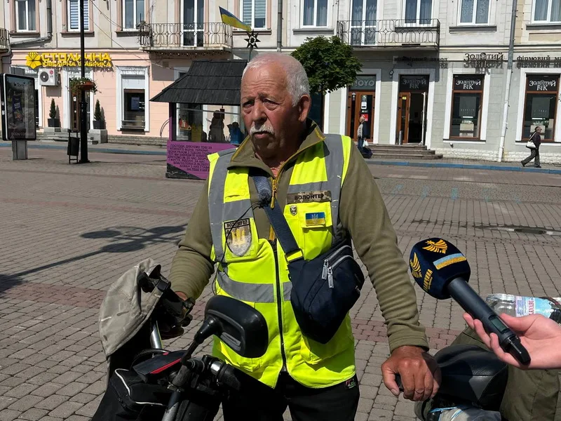 До Івано-Франківська прибув 66-річний веловолонтер із Полтавщини