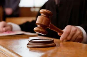 На Прикарпатті суд оштрафував батька за побиття доньки