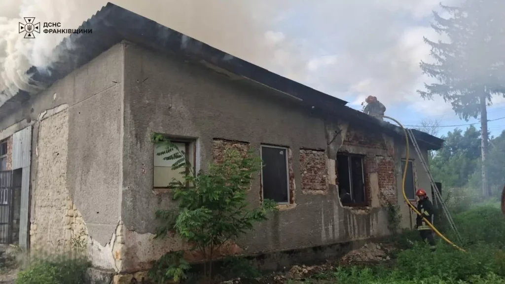 У Рогатинській громаді ліквідували пожежу на складі