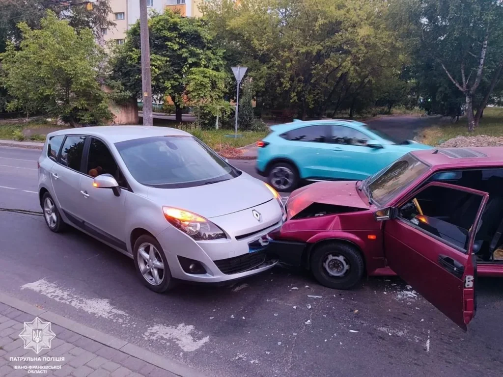 У Франківську п’яний водій ВАЗ спричинив ДТП з Renault