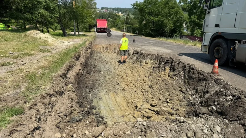 На Прикарпатті відновлюють дорогу Р-84 після зсуву