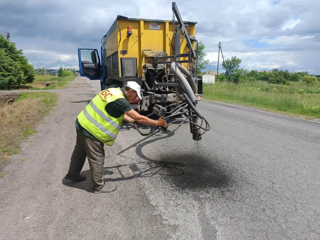 На Прикарпатті оновлюють дороги державного значення