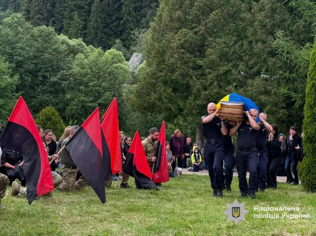 У Яблуниці попрощалися з поліцейським Василем Калинчуком