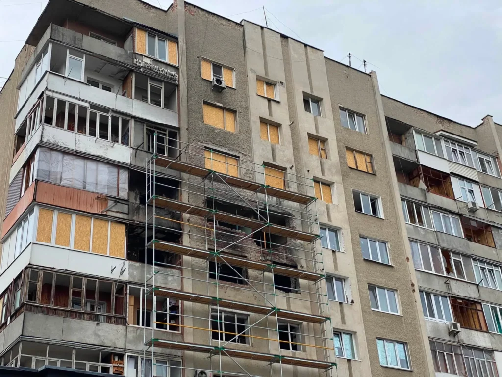 У Франківську встановлюють нові вікна у пошкоджених будинках