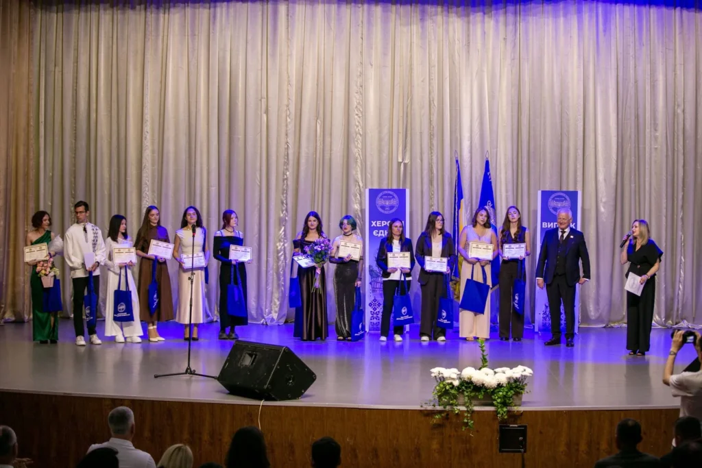 В Івано-Франківську випускники ХДУ отримали дипломи