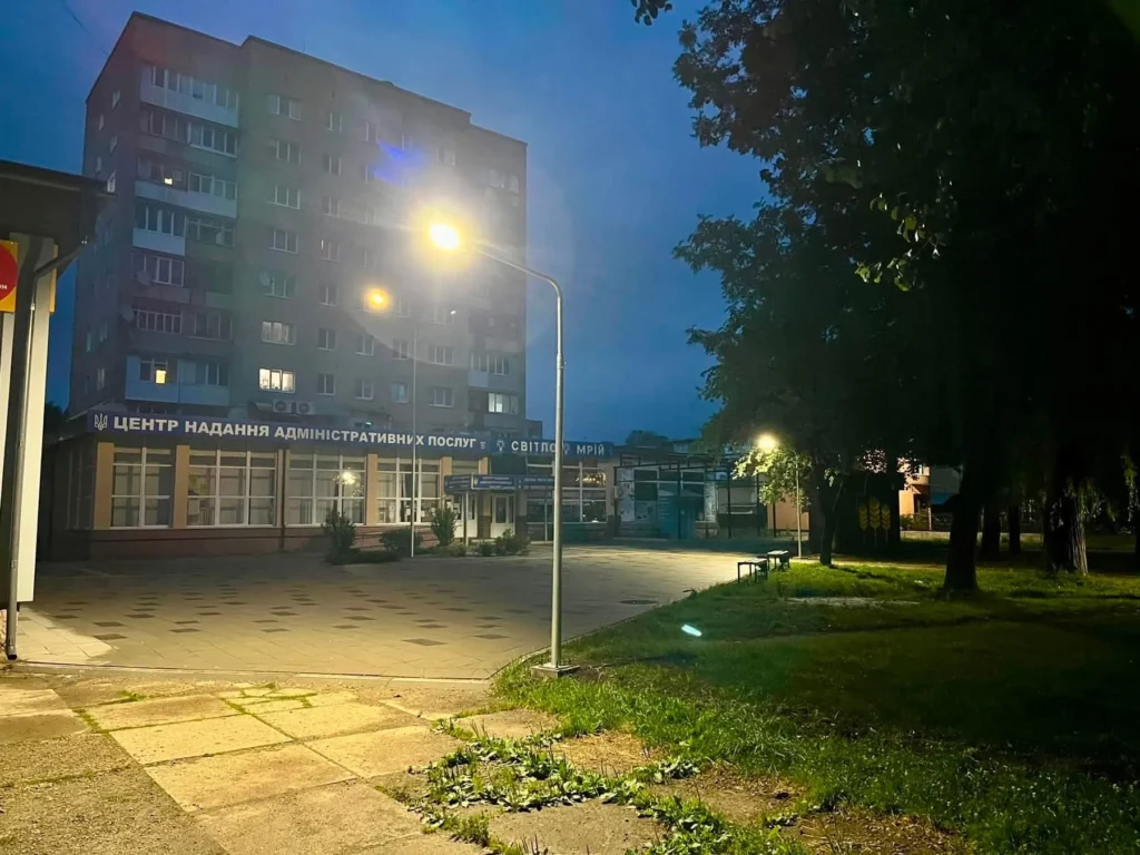У Калуші модернізували освітлення скверу біля ЦНАПу