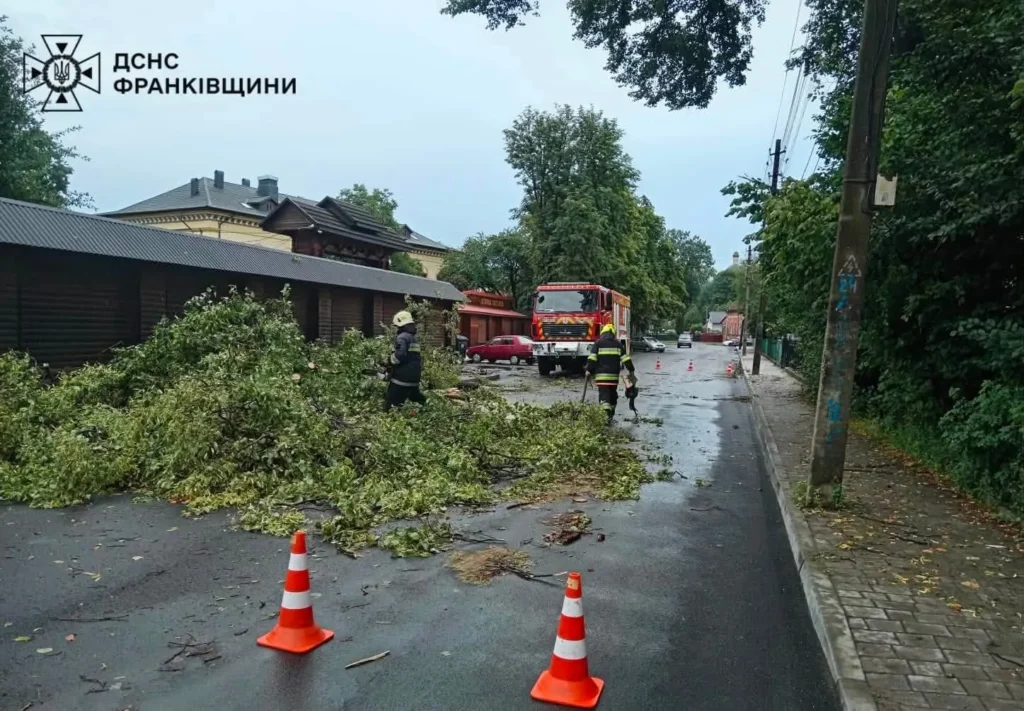 На Прикарпатті рятувальники ліквідують наслідки негоди