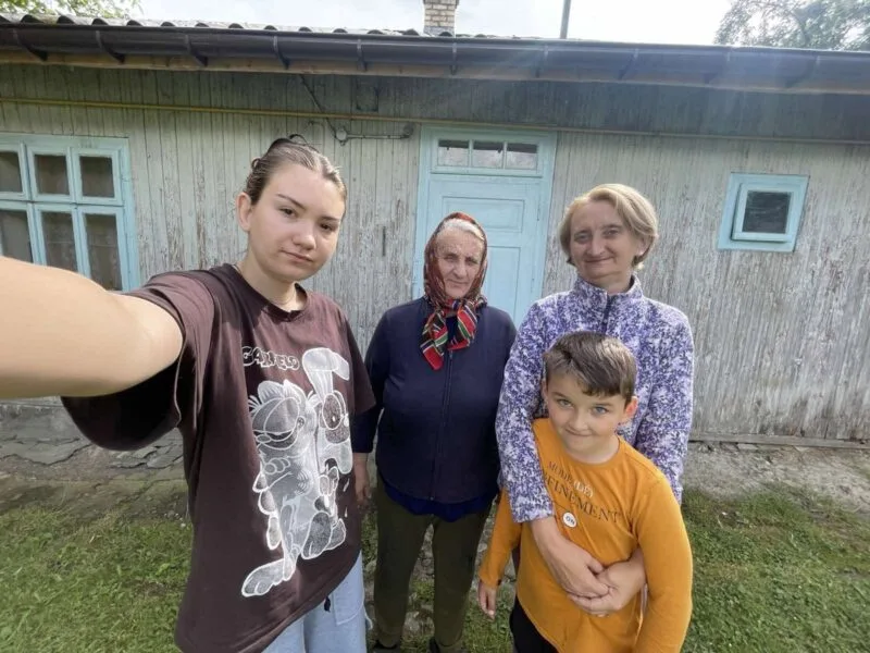 На Прикарпатті збирають кошти на житло для переселенки з раком