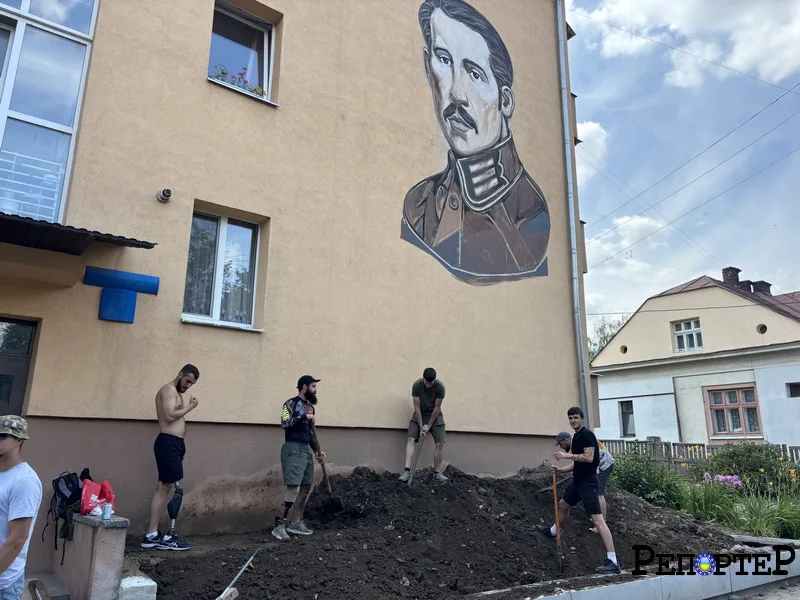 У Франківську ветерани власним коштом укріплюють будинок