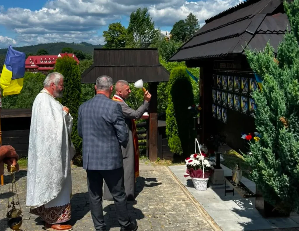 У Ворохті освятили стенд пам’яті полеглих воїнів громади